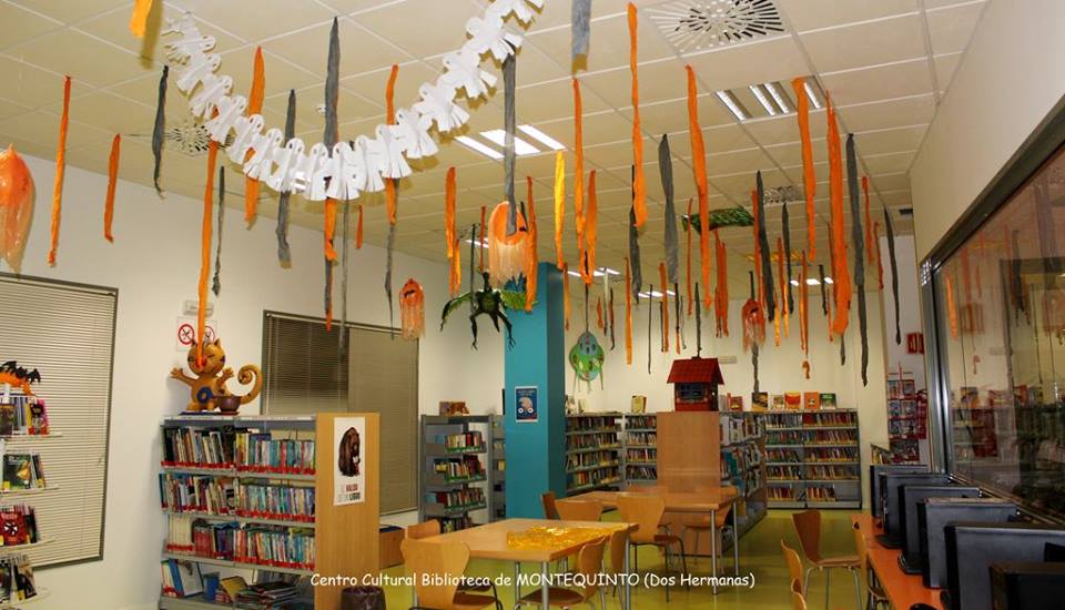 Una sala de la Biblioteca, decorada para la fiesta de Halloween